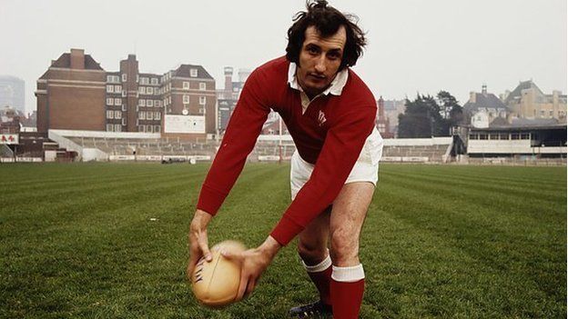 Enillodd Gareth Edwards 53 cap i Gymru rhwng 1967 a '78, gan sgorio 20 cais. // Gareth Edwards won 53 caps for Wales between 1967 and '78, scoring 20 tries