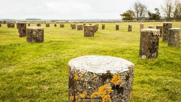 Những tảng đá hiện đại đánh dấu những nơi có thể đã là trụ cột của Woodhenge, một di tích cổ khác trong khu vực
