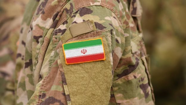 Hombre con el uniforme militar de Irán.