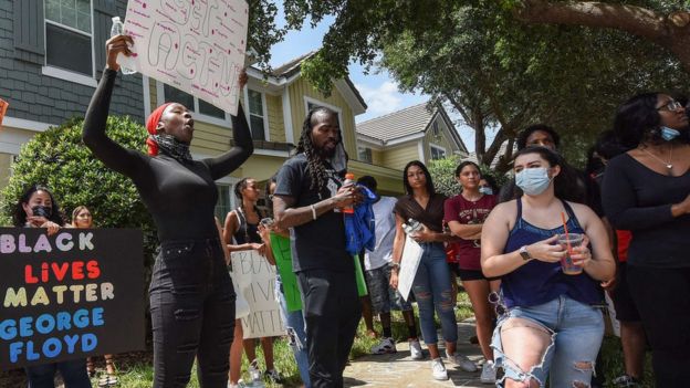 Protesta frente a la propiedad que Derek y Kellie Chauvin tienen en la ciudad de Windermere (Florida).