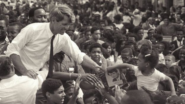 Robert Kennedy en campaña en Detroit.