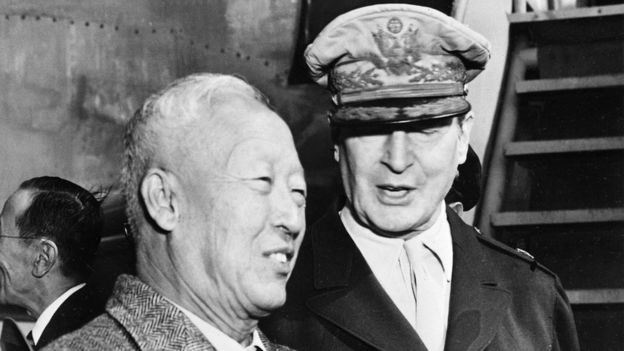 El presidente surcoreano Syngman Rhee y el general estadounidense Douglas MacArthur.