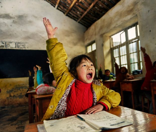 中國小女孩舉手