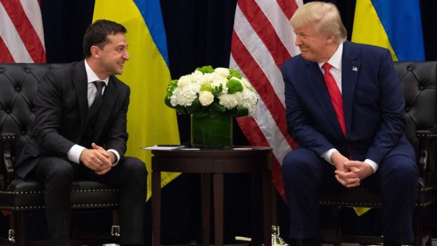 O presidente dos EUA, Donald Trump, e o presidente da Ucrânia, Volodymyr Zelensky, falam durante uma reunião em Nova York em 25 de setembro de 2019
