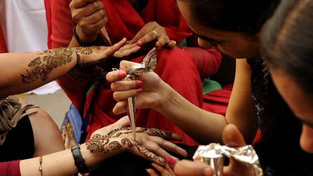 திருமணத்துக்கு பயந்து இந்தியா வர மறுக்கும் இளம்பெண்ணின் கதை