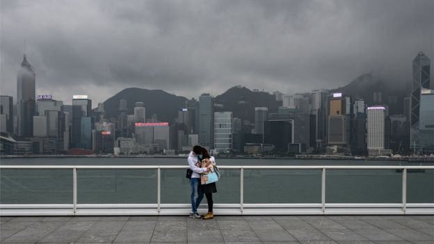 Dünyanın nüfus yoğunluğu en yüksek olan kentlerinden Hong Kong tamamen sessizliğe gömüldü.