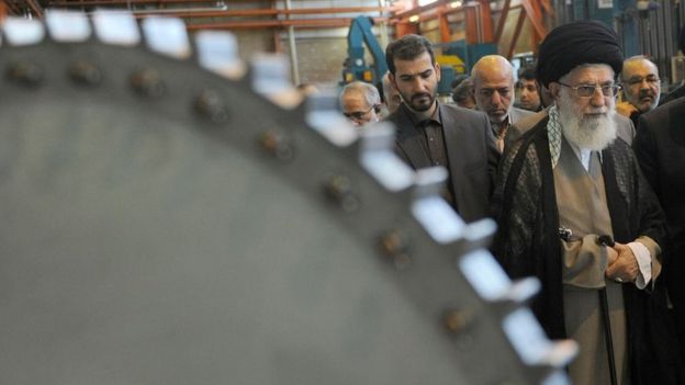 بازدید رهبر جمهوری اسلامی از یک کارخانه