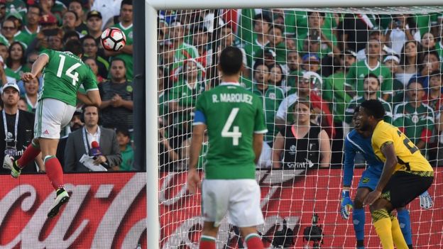 El Chicharito Hernández marca el primer gol de cabeza