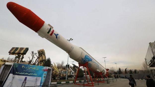 İranda inqilabın 40-cı ildönümü şərəfinə nümayiş etdirilən raketlərdən biri