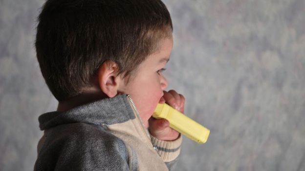 Un niño comiendo tiza