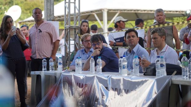 Mesa da reunião entre atingidos pela lama e representantes da Vale no Parque da Cachoeira, em Brumadinho, em 5 de fevereiro de 2019