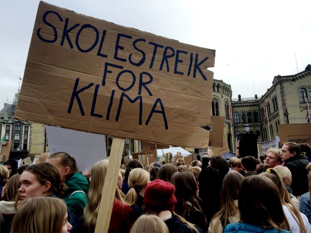 Protesta en frente al parlamento de Oslo