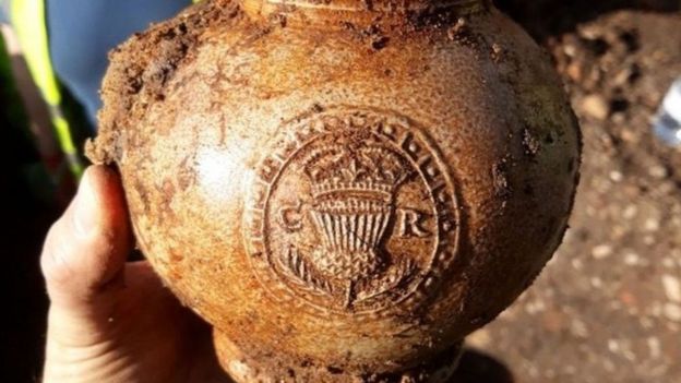 عُثر على قدح حانة يعود لأواخر القرن 17 مع ميدالية ملكية لتشارلز الثاني بين أكواب وأباريق في الموقع