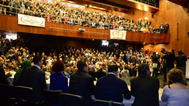 Emeklilikte yaşa takılanlar Adana'da geniş katılımlı bir toplantı düzenledi