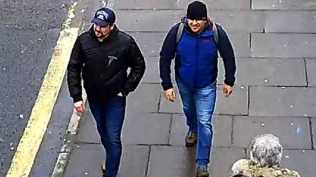 Los dos sospechosos Alexander Petrov y Ruslan Boshirov grabados por una cámara de seguridad en Salisbury.