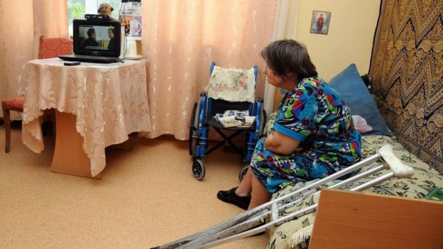 Жінка дивиться телевізор