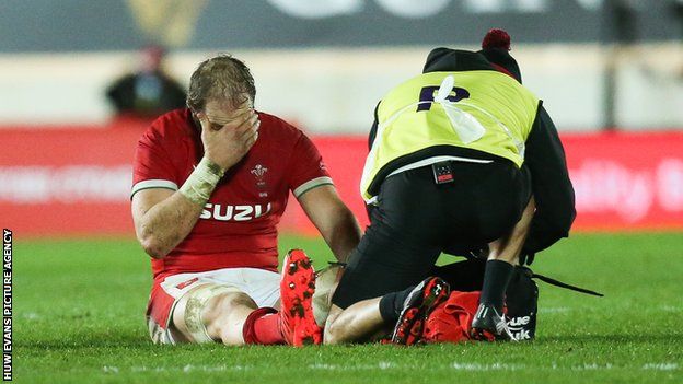 Alun Wyn Jones receives attention to his knee against Italy