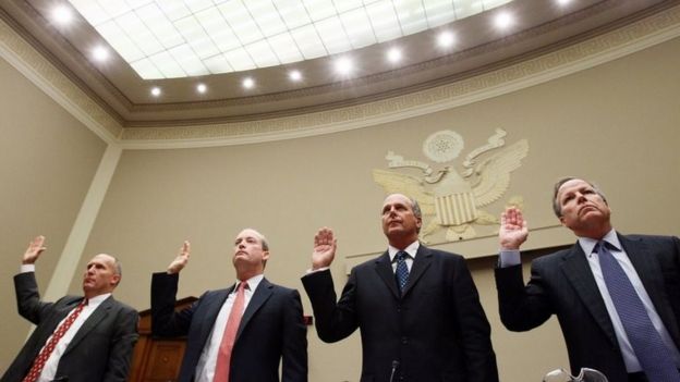 Os executivos Steven Newman, Lamar McKay, Tim Probert, e Jack Moore testemunham no Congresso americano em 2010