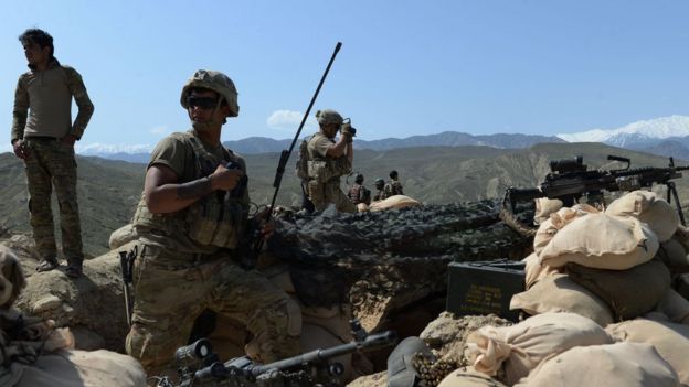 Tropas de EE.UU. y Afganistán combaten a EI en Nangarhar.