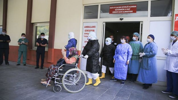 Antalya'da tedavi gören 83 yaşındaki bir Covid-19 hastası iyileştiğinde alkışlarla taburcu oldu