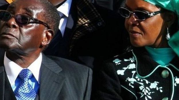 Robert Mugabe con su esposa