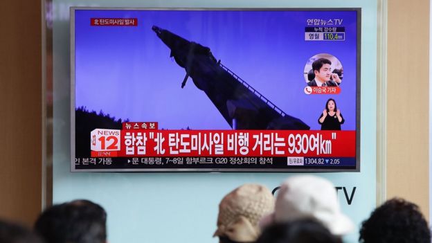 Getty Images Image caption التلفزيون الرسمي في كوريا الشمالية بث إطلاق الصاروخ 