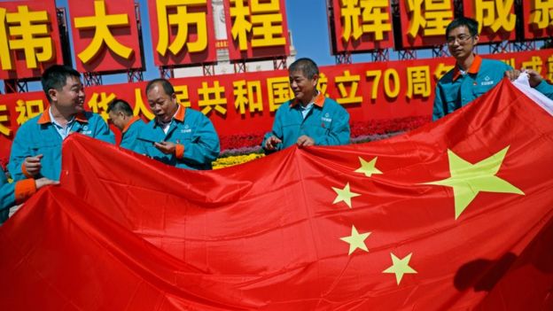 Trabajadores chinos con una bandera china.