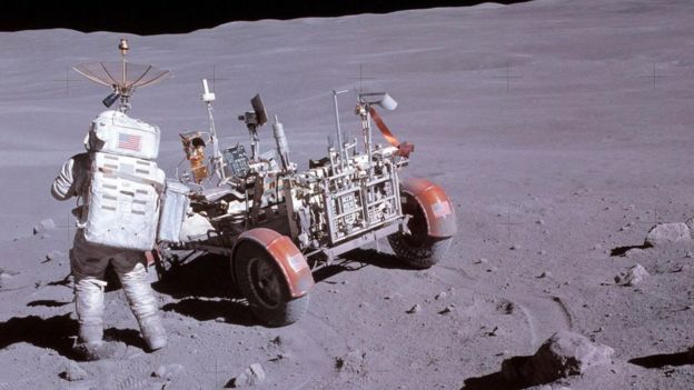 Uno de los astronautas de la misión Apolo en la Luna