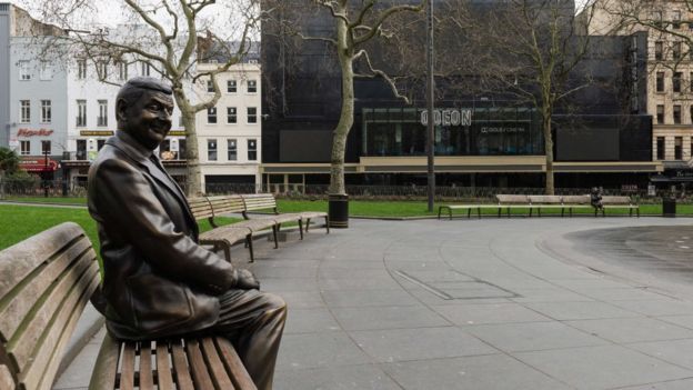 Памятник Мистеру Бину на Лестер-сквер в центре Лондона