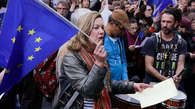 نشطاء مؤيدون للاتحاد الأوروبي يغنون "أنشودة الفرح"، التي أصبحت النشيد الوطني للاتحاد الأوروبي، أمام مركز بومبيدو الثقافي بباريس