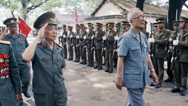 Đại tướng Võ Nguyên Giáp tiếp đoàn quân Việt Nam trở về từ Campuchia hôm 28/9/1989