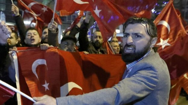 Manifestantes protestan frente al consulado de Turquía en Rotterdam