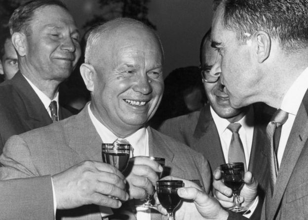 Jruschov y Nixon brindando con Pepsi Cola
