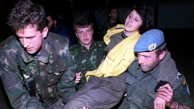Askerler ve Bosnalı kadın