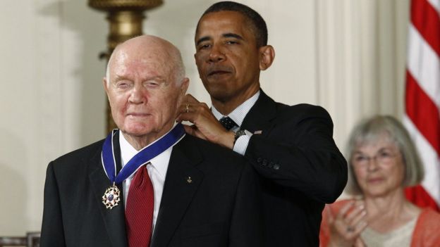 obama gives glenn a medal