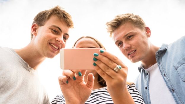 jóvenes usando celular