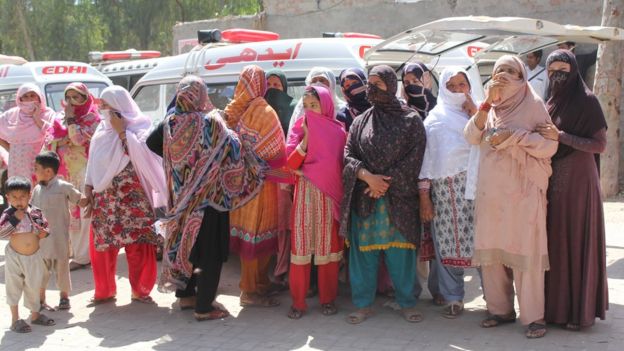 باكستان: خادم ضريح صوفي يقتل عشرين زائرا بالسم _95424306_038807447-1