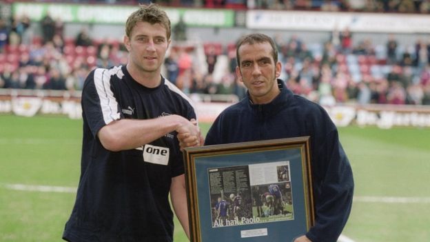 পাওলো ডি ক্যানিও পুরষ্কার নিচ্ছেন পল জেরার্ডের হাত থেকে।