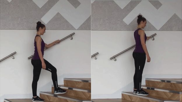 Mujer mostrando cómo hacer ciertos ejercicios