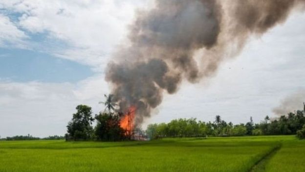 বাংলাদেশ সীমান্তের ওপারে পুড়ছে গ্রাম