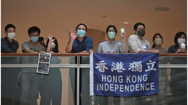 示威者举起涉及港独的标语，可能会违反国安法。