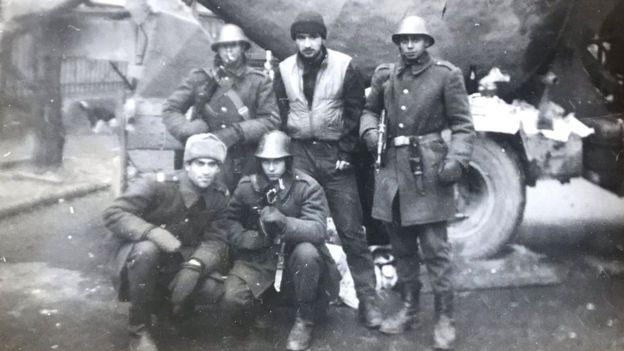 Traian Rabagia (üste, ortada) Çavuşesku kaçtıktan sonra, Bükreş'te asker arkadaşlarıyla buluştu.