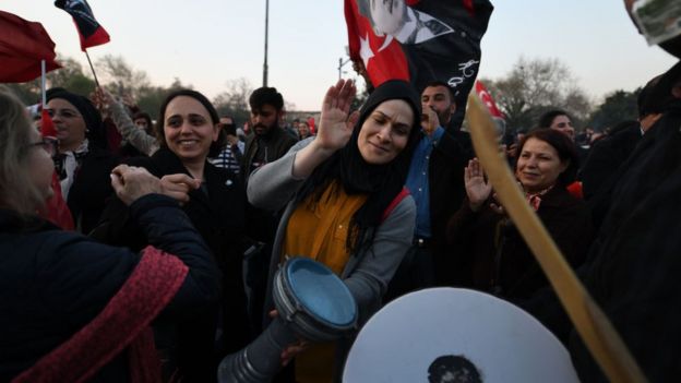 Saraçhane'de bulunan İBB binasına gelen vatandaşlar sevinç gösterilerinde bulundu