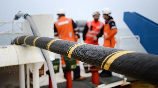 সাবমেরিন কেবল স্থাপনের কাজ চলছে