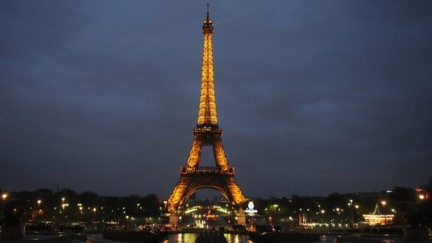 Jumba la Eifel Towers mjini paris Ufaransa