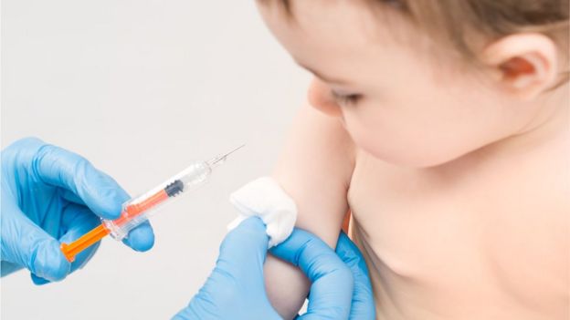 Criança recebendo vacina no braço