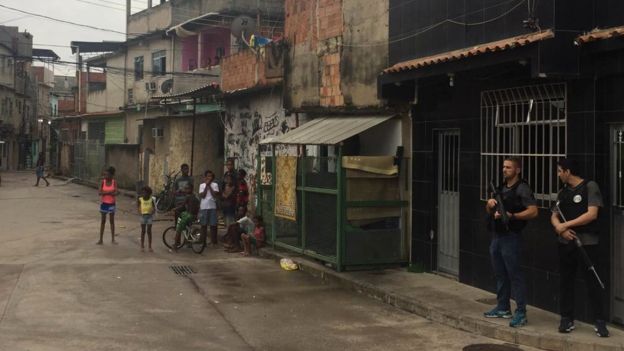 Policiais fazem segurança em favela no Rio