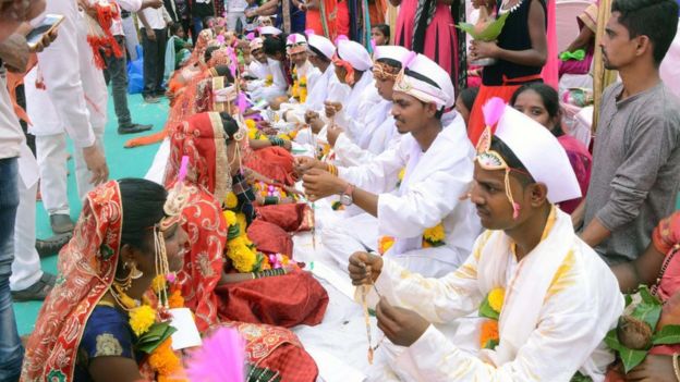 Hơn 100 cặp đôi tổ chức đám cưới tập thể tại Mumbai hồi tháng 5