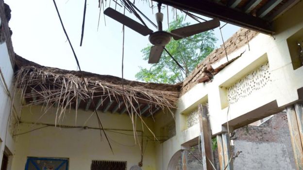 Una casa pakistaní supuestamente impactada por fuego de tropas indias