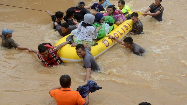 Tim relawan mengevakuasi warga yang terjebak banjir di Perumahan Bung Permai, Makassar, Sulawesi Selatan, Rabu (23/1/2019). Ketinggian banjir di kawasan tersebut mencapai satu meter akibat meluapnya Sungai Tello.